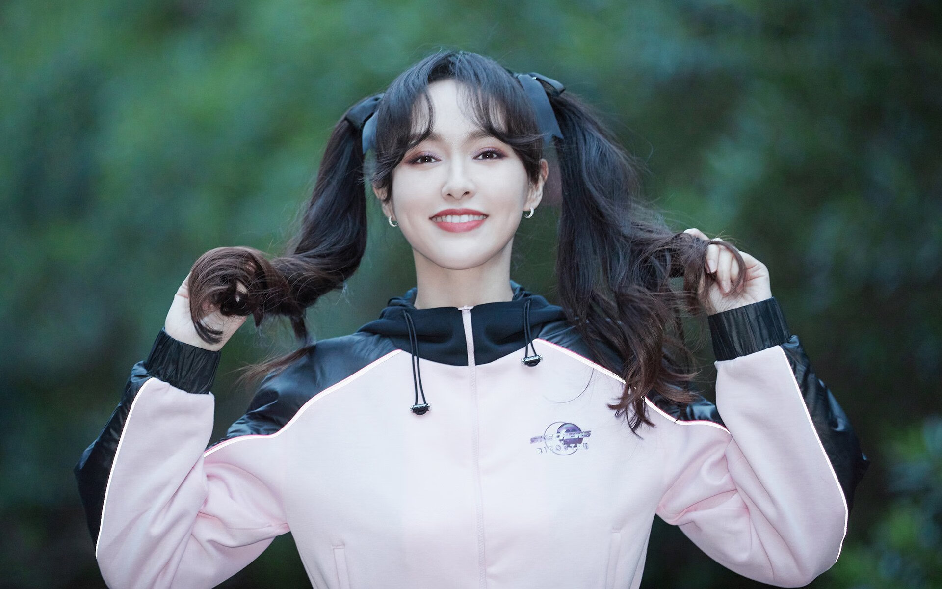 滑雪公开赛青少年组竞争激烈雪场人气旺，全国青少年夏季滑雪挑战赛直播